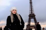 Europa Fabulosa - Turista posando enfrente de la torre Eiffel